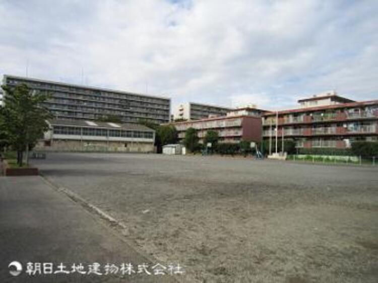 周辺 【大豆戸小学校】240ｍ　周辺は人通りが多く警察署が近くにある安心の通学環境で、校舎は清潔で快適です。学校行事や発表会など地域に支えられたイベントが充実しています。
