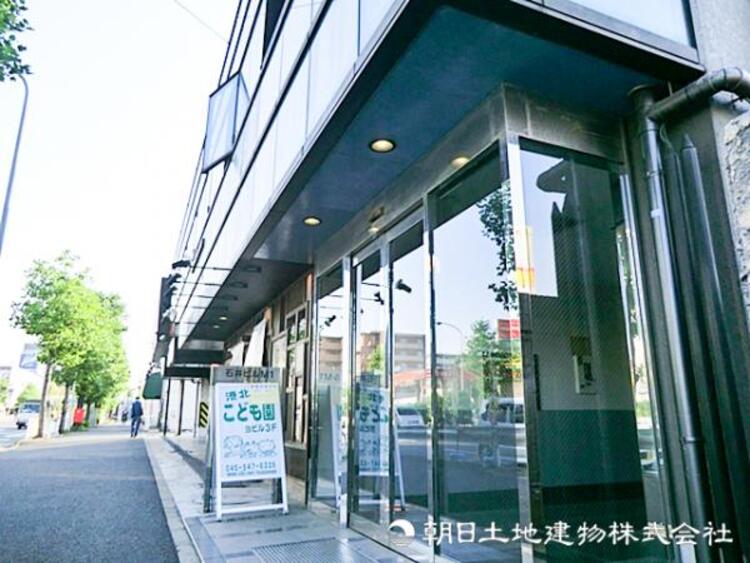 周辺 【港北こども園】300ｍ　０〜２歳までの小規模園で、ひとりひとりの成長段階に合わせてきめ細かく支えてくれます。バルコニーや公園での外遊び、季節の行事・食育にも力を入れています。