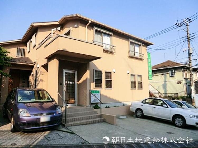 周辺 【荻原医院】790ｍ　閑静な住宅地にあり、気軽に相談できるかかりつけ医タイプのお医者さんです。内科中心のため風邪や生活習慣病など日常使いに便利で先生の親しみやすさも評判です。