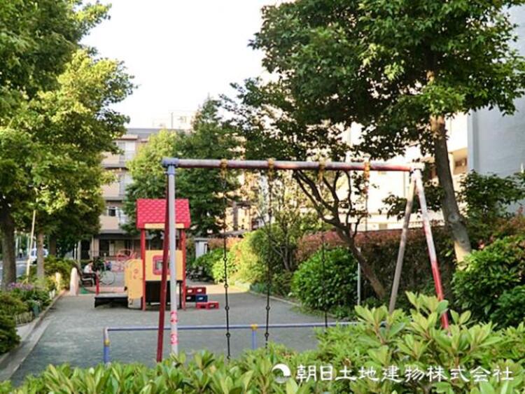 周辺 【北大豆戸公園】270ｍ　スーパーやドラッグストアの近くに立地しており、気軽に利用できる公園です。お子様の遊び場やお買い物ついでのちょっとした休憩に便利です。