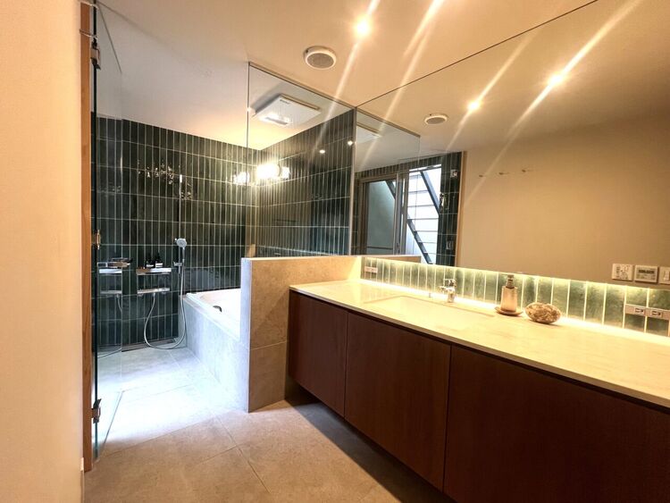 その他 深みあるタイルと間接照明が織りなすホテルライクな洗面・浴室空間。上質な素材感と洗練された設えが日常を特別な時間へと昇華。開放感と機能性を兼ね備えた贅沢な水回りです。