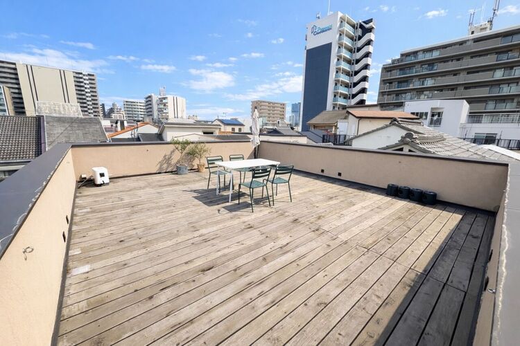 その他 吹抜けに面したテラス空間が、室内と屋外を緩やかに繋ぐ設計。光と風が巡る心地よさと高いプライバシー性を両立し、日常に上質な余白を創出。建築美が際立つ、贅沢な中庭的空間です。