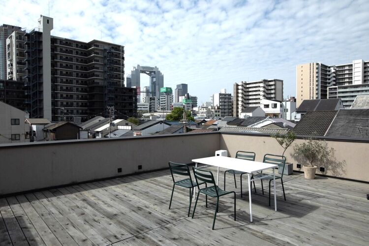 その他 屋上から望む梅田スカイビルの眺望が、都心に住まう価値を象徴。約28帖の広大なルーフバルコニーで、都市の景色を独占する贅沢な時間を演出。資産性と優越感を兼ね備えた特別な一邸です。