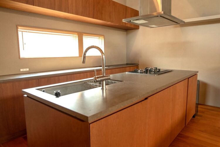 キッチン 「素材感×機能性×デザイン」無垢材の質感が際立つ美しいキッチン空間。重厚な天板と洗練されたデザインが調和し、日常の調理を特別な時間へ昇華。