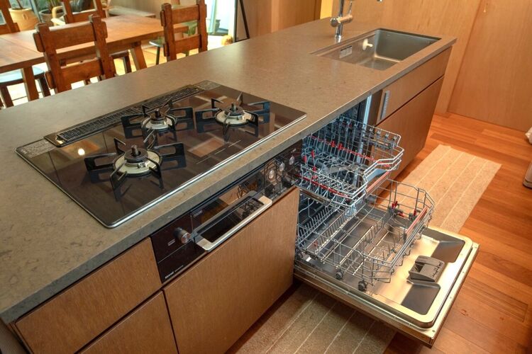 キッチン 無垢材の質感が際立つ美しいキッチン空間。重厚な天板と洗練されたデザインが調和し、日常の調理を特別な時間へ昇華。機能性と意匠性を兼ね備えた、上質な暮らしを支える中枢空間です