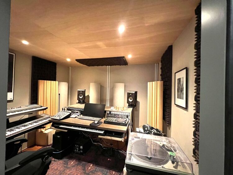 内装 新築時に設計段階から組み込んだ1階約6.4帖の本格防音室。収録・配信・在宅ワークに静謐な環境を確保し、趣味では楽器演奏や映像鑑賞を外部音を遮断して没入できる、上質で私的な特別空間です