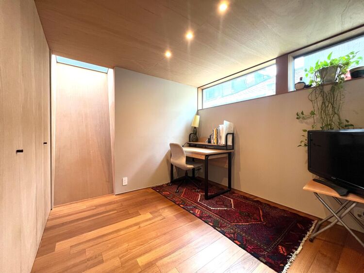 内装 端正な木質意匠に包まれた静謐な一室。横長窓から柔らかな光が満ち、書斎やテレワークに相応しい気品と落ち着きを備えた空間です。