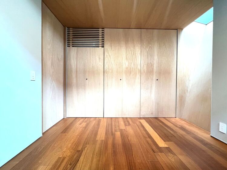 その他 素材美を活かした端正な設えが印象的な一室。洗練された収納と静かな佇まいが、日常に品格を添える。落ち着きと美意識が息づく上質空間です。