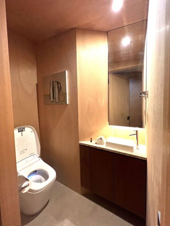 その他 木目の温もりに包まれた上質なトイレ空間。造作洗面と間接照明が織りなす落ち着きある設えが、日常に静かな贅沢と品格をもたらします。来客時にも印象を高める洗練された空間です。細部まで丁寧に仕上げられた仕様
