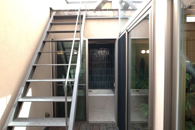 その他 吹抜テラスから屋上へと繋がる外階段を設けた立体的な動線設計。光と風を感じながら上下階をシームレスに行き来でき、日常に開放感と特別感をもたらす、設計美の際立つ上質な空間です。