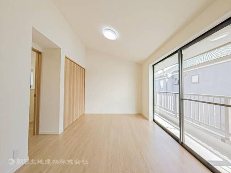 内装 穏やかな寛ぎあじわえるお部屋では有意義な時間がつくれます！！大きな窓からと陽光が注がれる明るい空間！光もアクセントの一つとして。一人時間も充実したものにできるプライベートルームは日々を豊かにします！