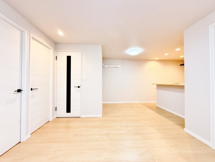 居間 忙しく過ぎゆく日常を置き去るほど、ゆったりした時間が流れるリビング。