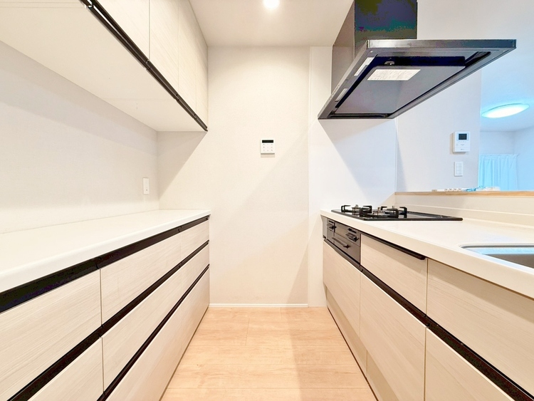 キッチン スマートな意匠と充実の機能を備えたキッチンが、暮らしにおいしい彩りを添えます。