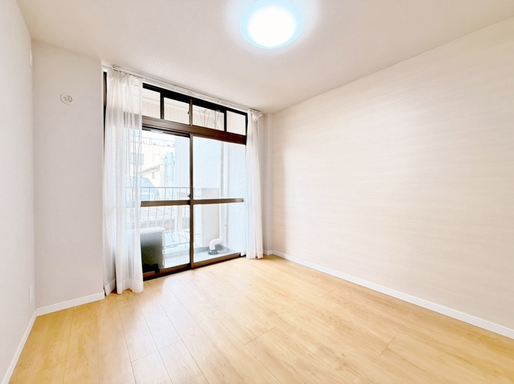 寝室 ベッドも十分に設置するスペースがあります。