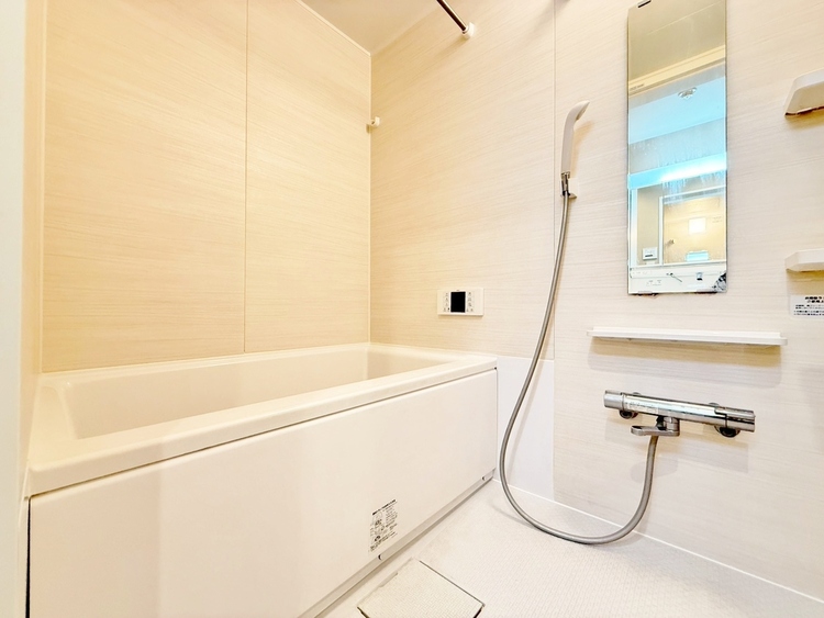風呂 一日の疲れを癒すバスルームは、心地よいリラックスを叶える清潔感溢れる空間です。