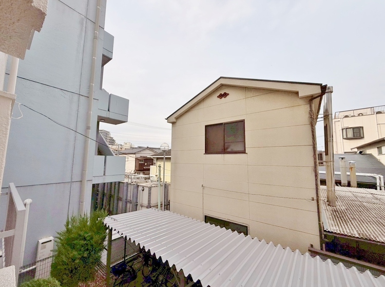 バルコニー 窓を開けると広がる青空。心をリフレッシュして日々を過ごしていきましょう。