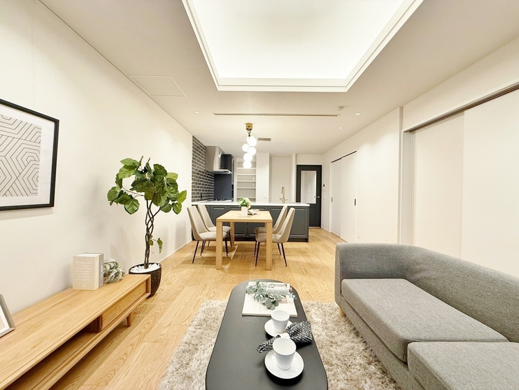 居間 忙しく過ぎゆく日常を置き去るほど、ゆったりした時間が流れるリビング。