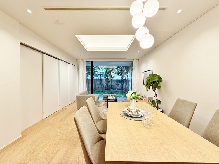 居間 居心地の良い空気感は、暮らしのステージを彩り、心からのやすらぎと満足感を与えてくれます。