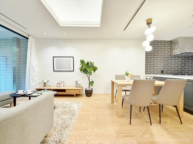 居間 飾り過ぎないシンプルな内装と偏り過ぎないデザインで統一しました。