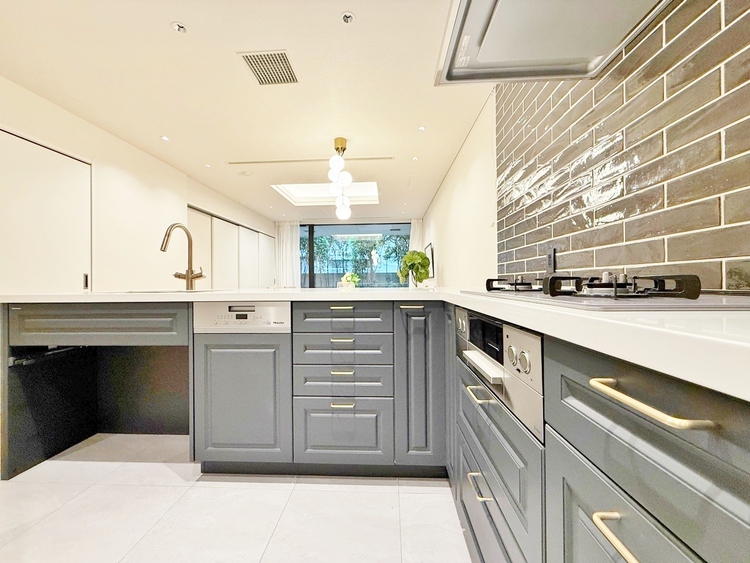 キッチン スマートな意匠と充実の機能を備えたキッチンが、暮らしにおいしい彩りを添えます。