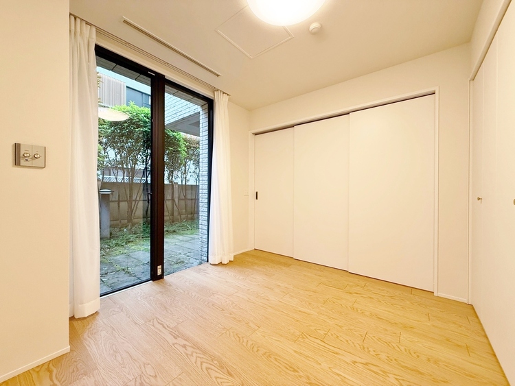 寝室 ベッドも十分に設置するスペースがあります。