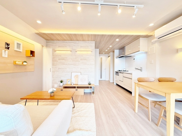 居間 忙しく過ぎゆく日常を置き去るほど、ゆったりした時間が流れるリビング。