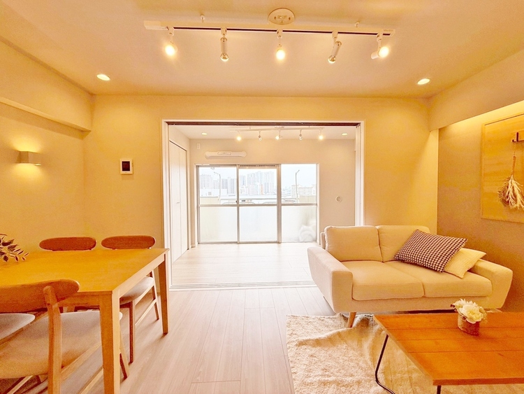 居間 居心地の良い空気感は、暮らしのステージを彩り、心からのやすらぎと満足感を与えてくれます。