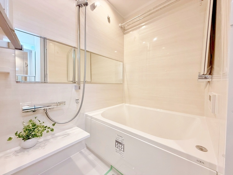 風呂 一日の疲れを癒すバスルームは、心地よいリラックスを叶える清潔感溢れる空間です。