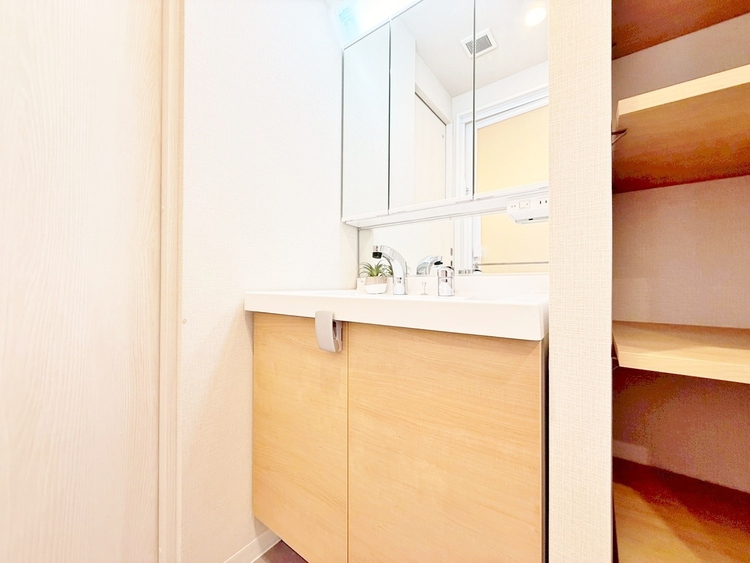 洗面 何かと物が増える場所だからこそ、スッキリと見映えの良い空間に。