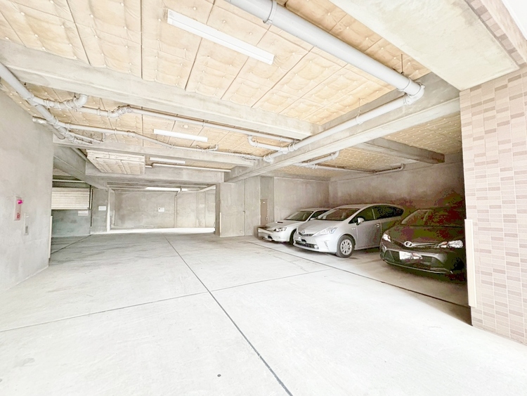 駐車場 本物件の駐車スペースです。車種制限のある場合もございますので、お気軽にお問い合わせくださいませ。