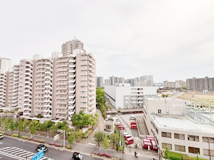 バルコニー 窓を開けると広がる青空。心をリフレッシュして日々を過ごしていきましょう。