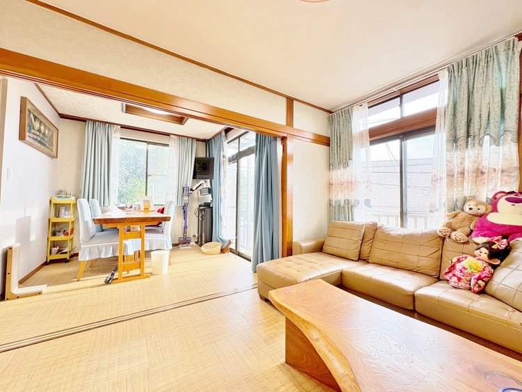 居間 忙しく過ぎゆく日常を置き去るほど、ゆったりした時間が流れるリビング。