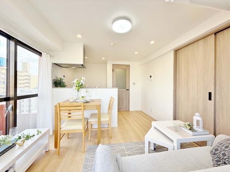 居間 忙しく過ぎゆく日常を置き去るほど、ゆったりした時間が流れるリビング。