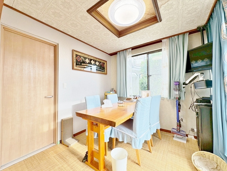 居間 居心地の良い空気感は、暮らしのステージを彩り、心からのやすらぎと満足感を与えてくれます。