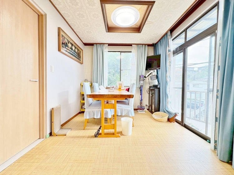 居間 飾り過ぎないシンプルな内装と偏り過ぎないデザインで統一しました。