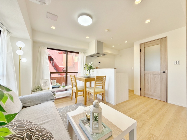 居間 飾り過ぎないシンプルな内装と偏り過ぎないデザインで統一しました。