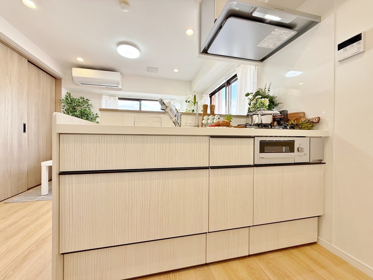 キッチン スマートな意匠と充実の機能を備えたキッチンが、暮らしにおいしい彩りを添えます。