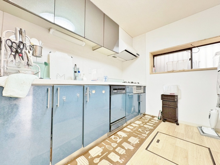 キッチン スマートな意匠と充実の機能を備えたキッチンが、暮らしにおいしい彩りを添えます。