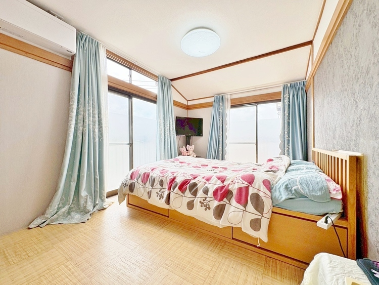 寝室 ベッドも十分に設置するスペースがあります。