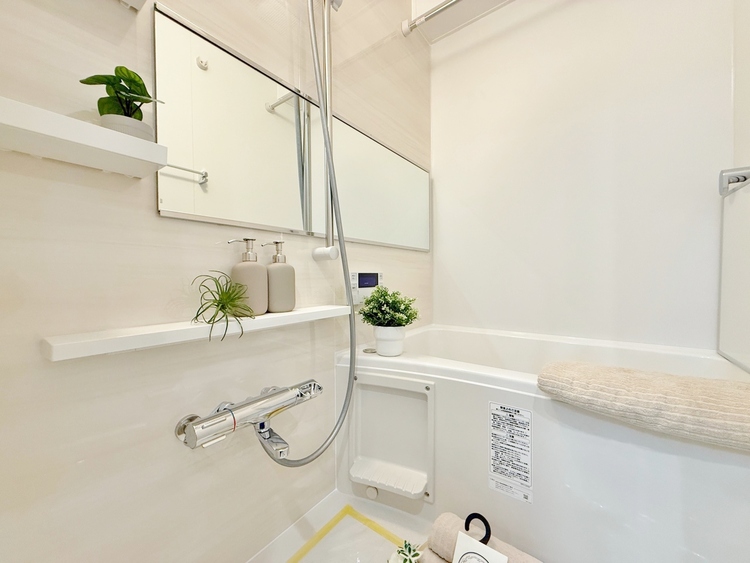 風呂 一日の疲れを癒すバスルームは、心地よいリラックスを叶える清潔感溢れる空間です。