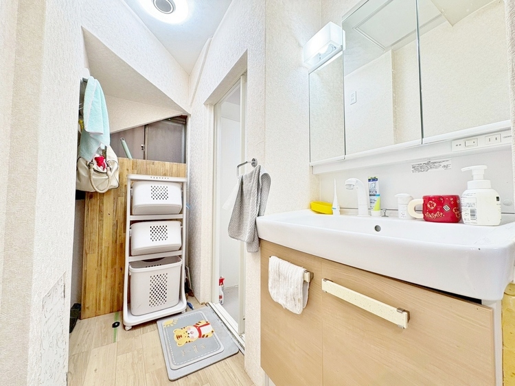 洗面 何かと物が増える場所だからこそ、スッキリと見映えの良い空間に。