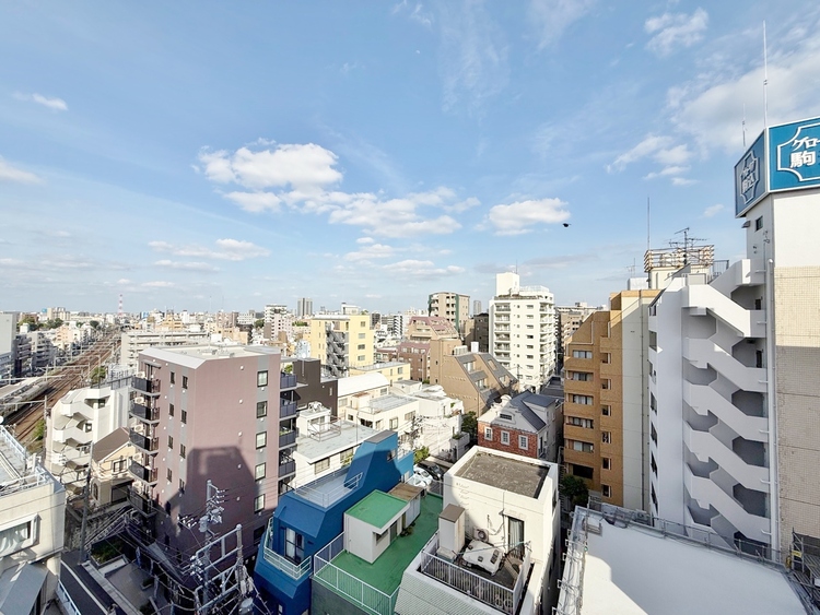 バルコニー 窓を開けると広がる青空。心をリフレッシュして日々を過ごしていきましょう。