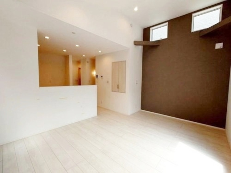 居間 忙しく過ぎゆく日常を置き去るほど、ゆったりした時間が流れるリビング。