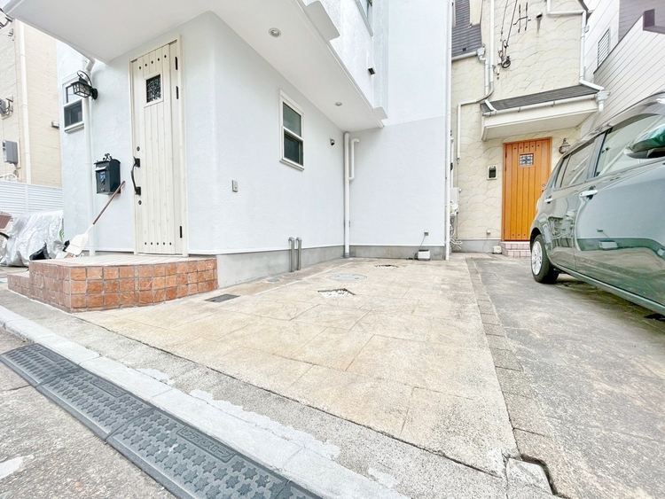 駐車場 本物件の駐車スペースです。車種制限のある場合もございますので、お気軽にお問い合わせくださいませ。