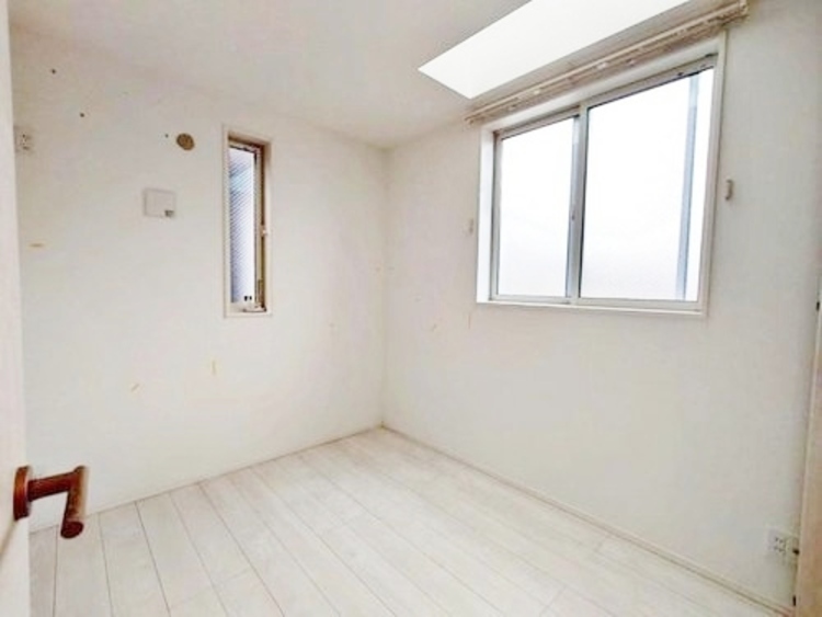 寝室 ベッドも十分に設置するスペースがあります。