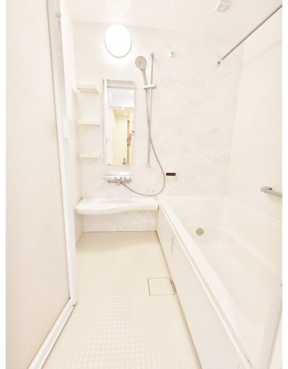 風呂 一日の疲れを癒すバスルームは、心地よいリラックスを叶える清潔感溢れる空間です。