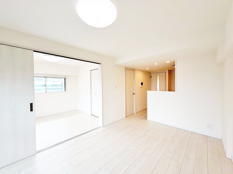 居間 忙しく過ぎゆく日常を置き去るほど、ゆったりした時間が流れるリビング。