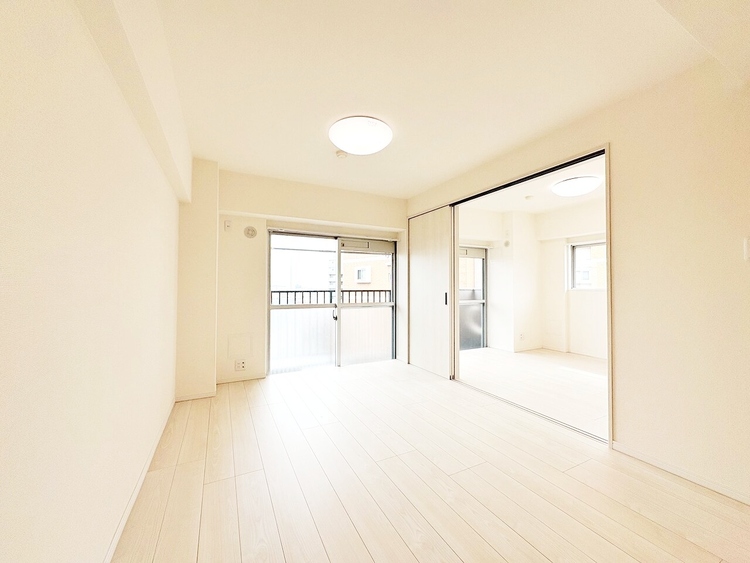 居間 居心地の良い空気感は、暮らしのステージを彩り、心からのやすらぎと満足感を与えてくれます。