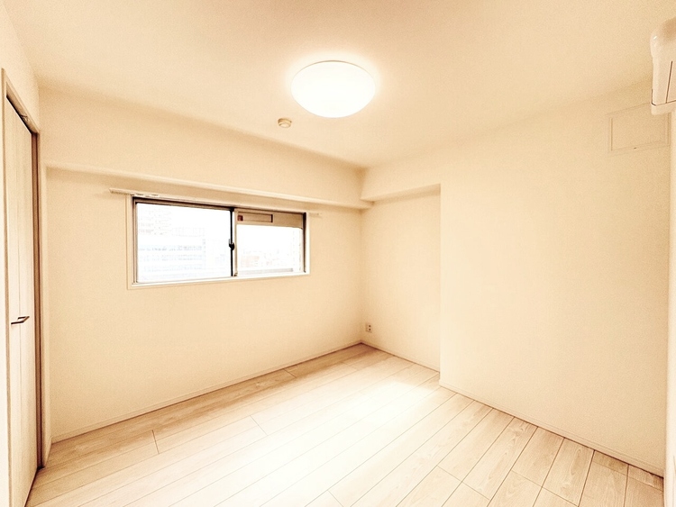 寝室 ベッドも十分に設置するスペースがあります。