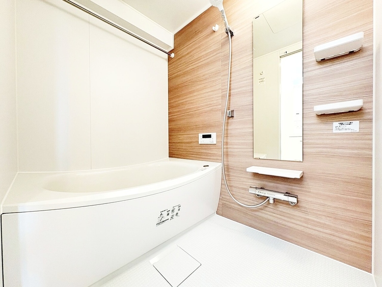 風呂 一日の疲れを癒すバスルームは、心地よいリラックスを叶える清潔感溢れる空間です。